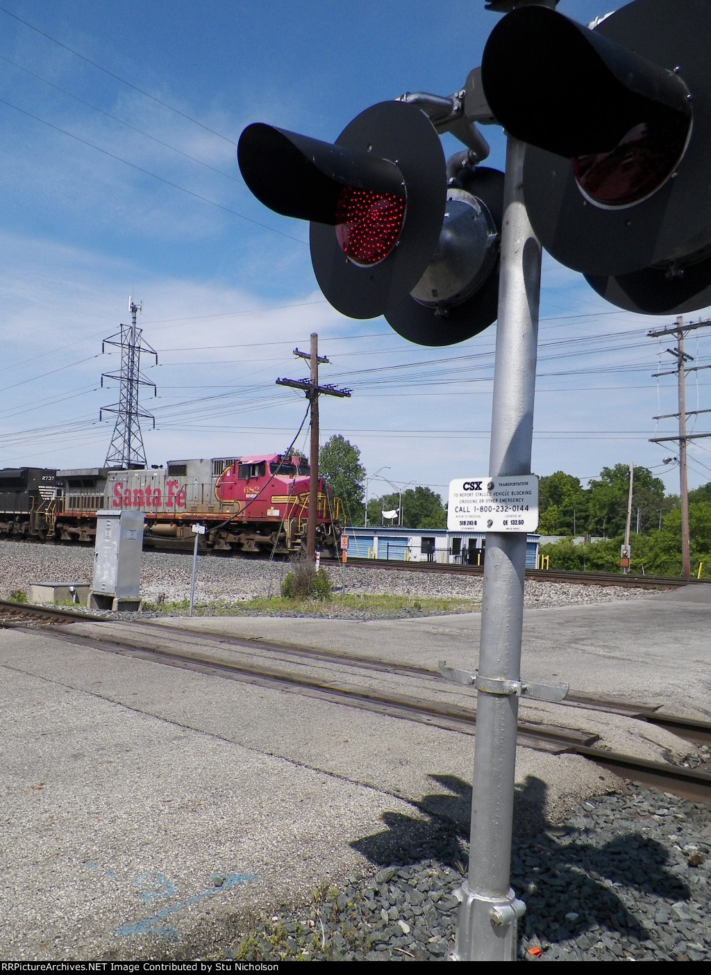 BNSF 682 heads southbound into Columbus, Ohio.